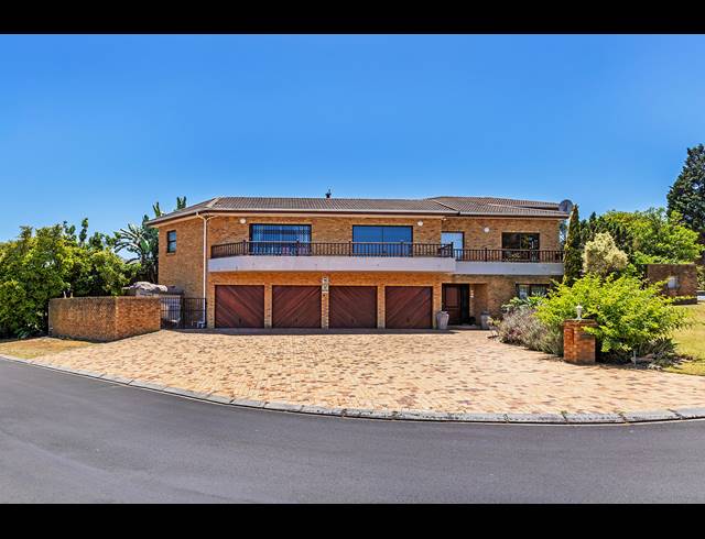 4 BEDROOM FREEHOLD SOLD IN VREDEKLOOF
